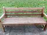 Banco de madera con una silla